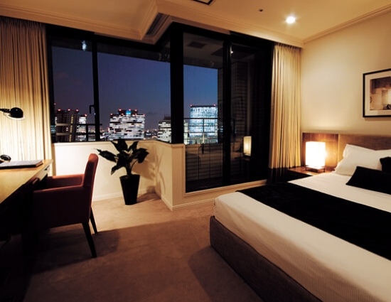 落ち着いた照明がともり、窓から夜景を楽しめる部屋