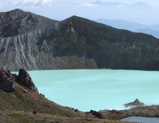山の中に広がる大きな青い湖の美しい景色