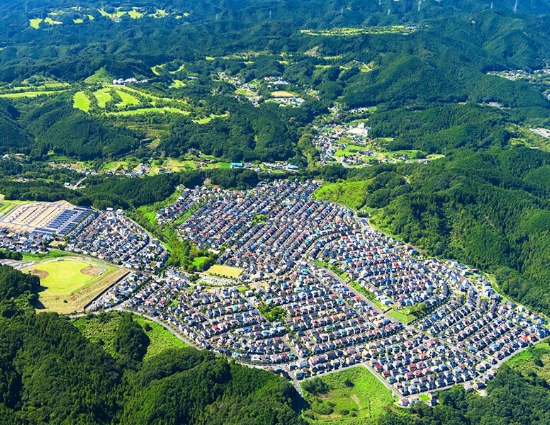 自然の緑豊かな環境に囲まれた分譲地の空撮画像